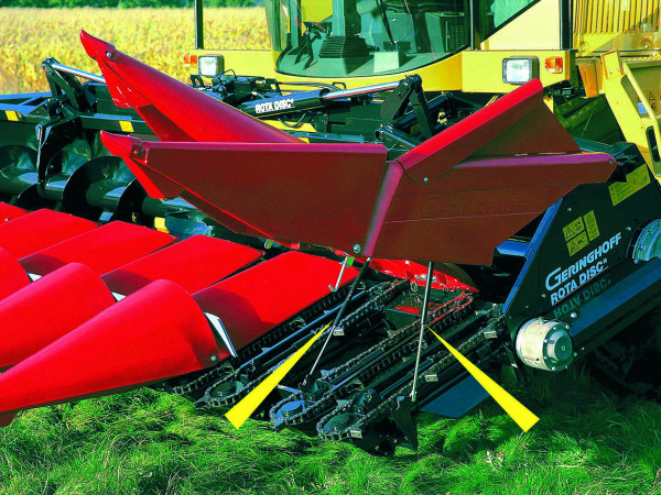 収穫機に装備された重いガードの開閉機構