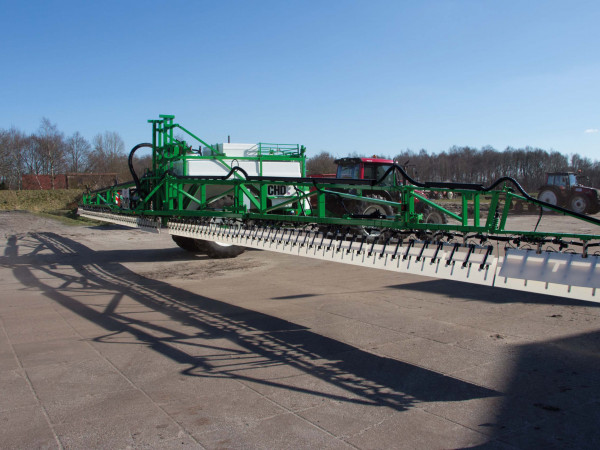 大型の農薬散布機で散布アームの安定化